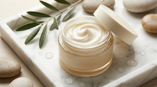 Pot de crème anti-rides ouvert sur un plateau en marbre avec une texture crémeuse visible