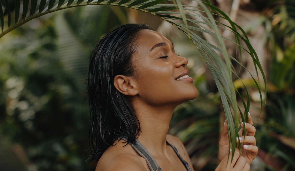 Femme révélant l’éclat naturel de sa peau