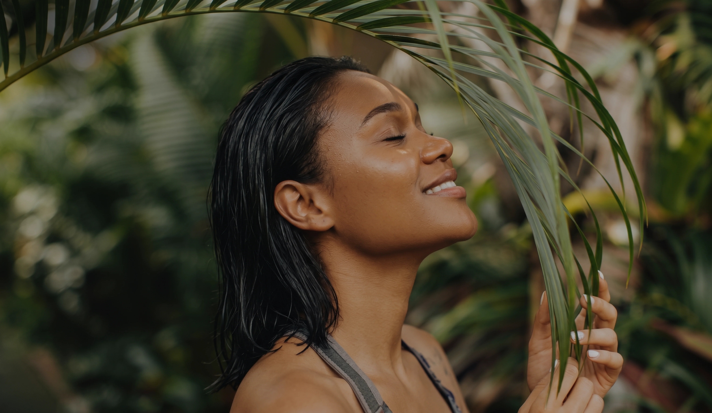 Femme révélant l’éclat naturel de sa peau